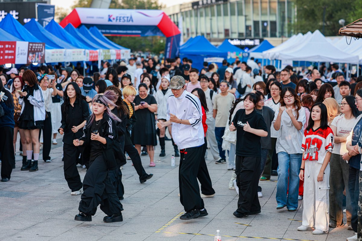 제7회 천진 K-FESTA 랜덤댄스에 참여한 관람객들